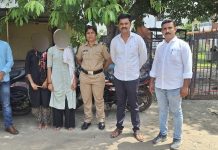 त्या दोन अल्पवयीन मुली ताब्यात घेतल्या.